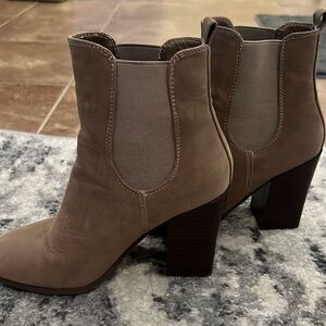Size 7 tan heeled ankle booties